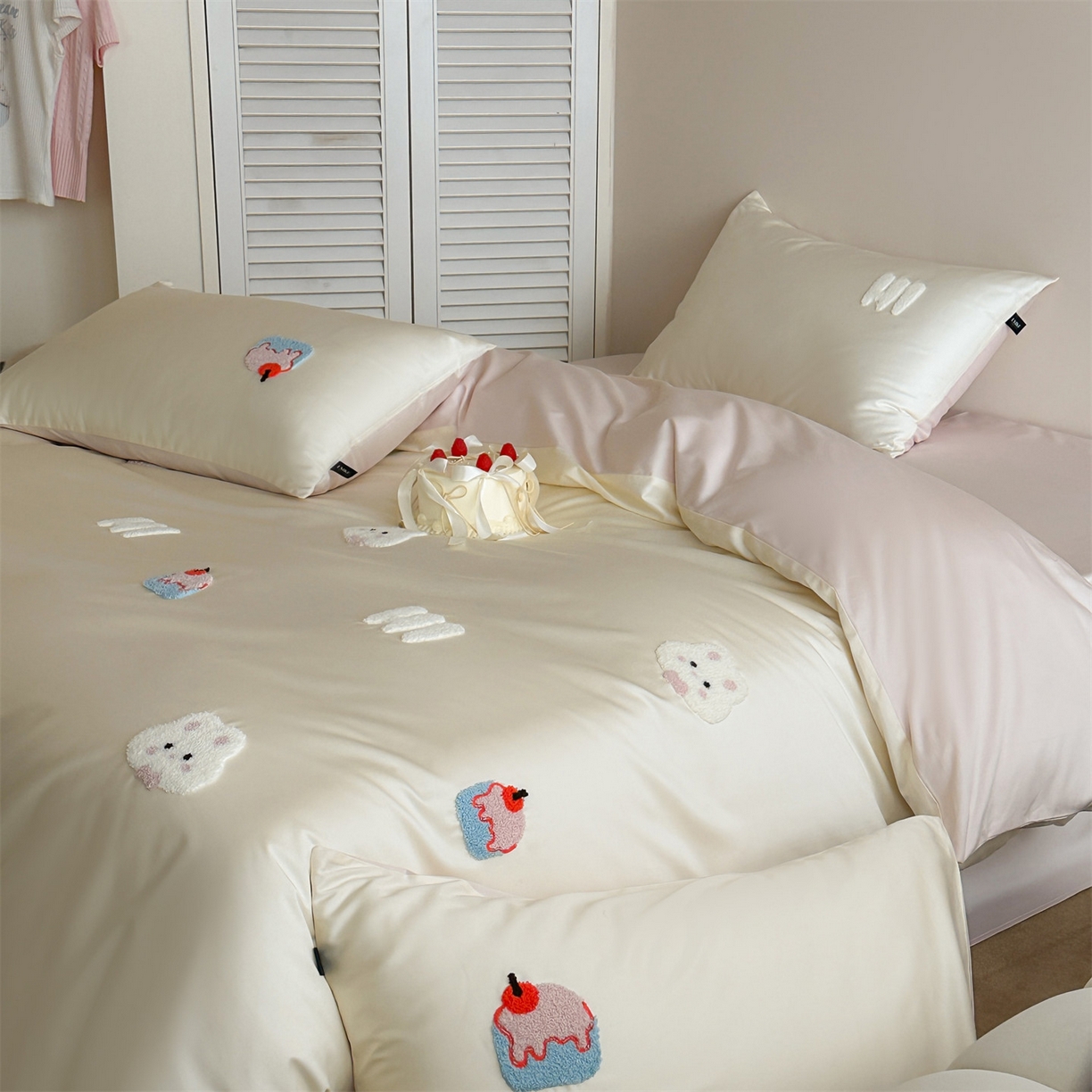 91家纺网 家纺一手货源 找家纺 蓝米卡夫 2026春季新款-100S长绒棉毛巾绣系列四件套-蛋糕兔兔（礼盒） 蛋糕兔兔-芝士粉芋