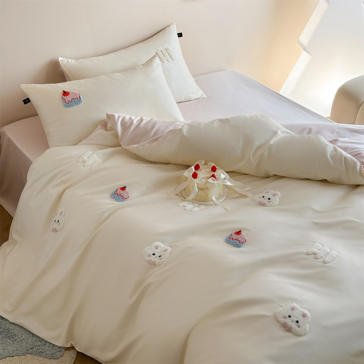 91家纺网 家纺一手货源 找家纺 蓝米卡夫 2026春季新款-100S长绒棉毛巾绣系列四件套-蛋糕兔兔（礼盒） 蛋糕兔兔-芝士粉芋