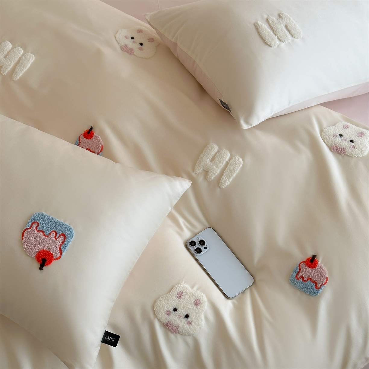 91家纺网 家纺一手货源 找家纺 蓝米卡夫 2026春季新款-100S长绒棉毛巾绣系列四件套-蛋糕兔兔（礼盒） 蛋糕兔兔-芝士粉芋