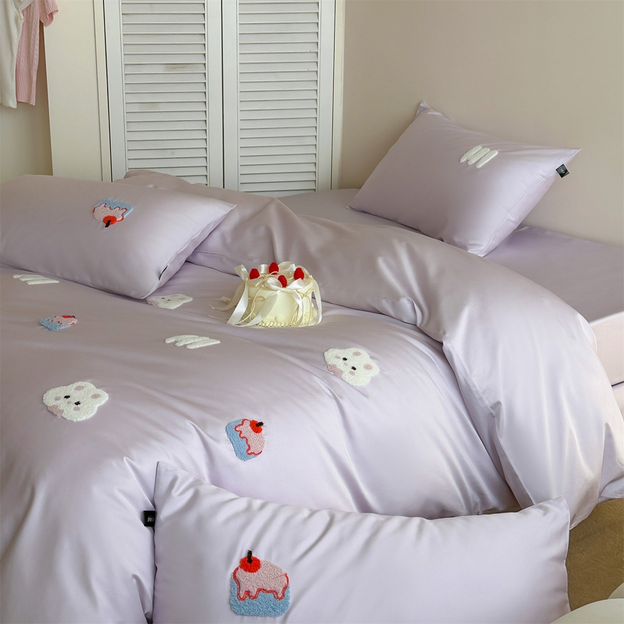 91家纺网 家纺一手货源 找家纺 蓝米卡夫 2026春季新款-100S长绒棉毛巾绣系列四件套-蛋糕兔兔（礼盒） 蛋糕兔兔-美丽梦幻紫