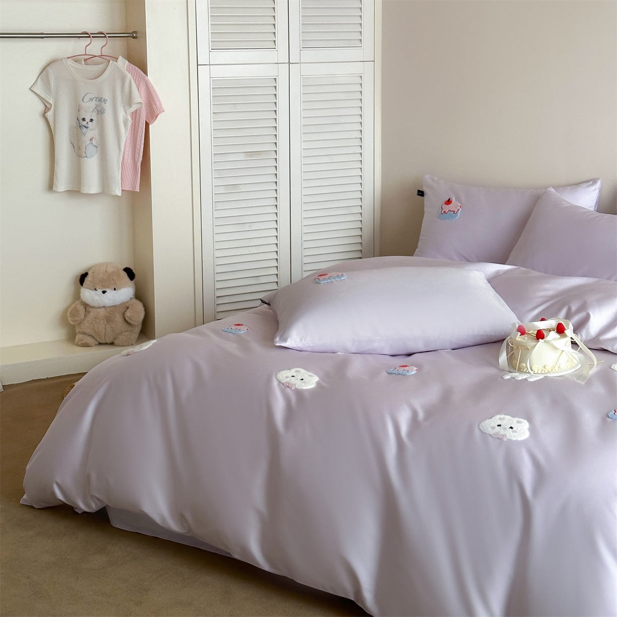 91家纺网 家纺一手货源 找家纺 蓝米卡夫 2026春季新款-100S长绒棉毛巾绣系列四件套-蛋糕兔兔（礼盒） 蛋糕兔兔-美丽梦幻紫