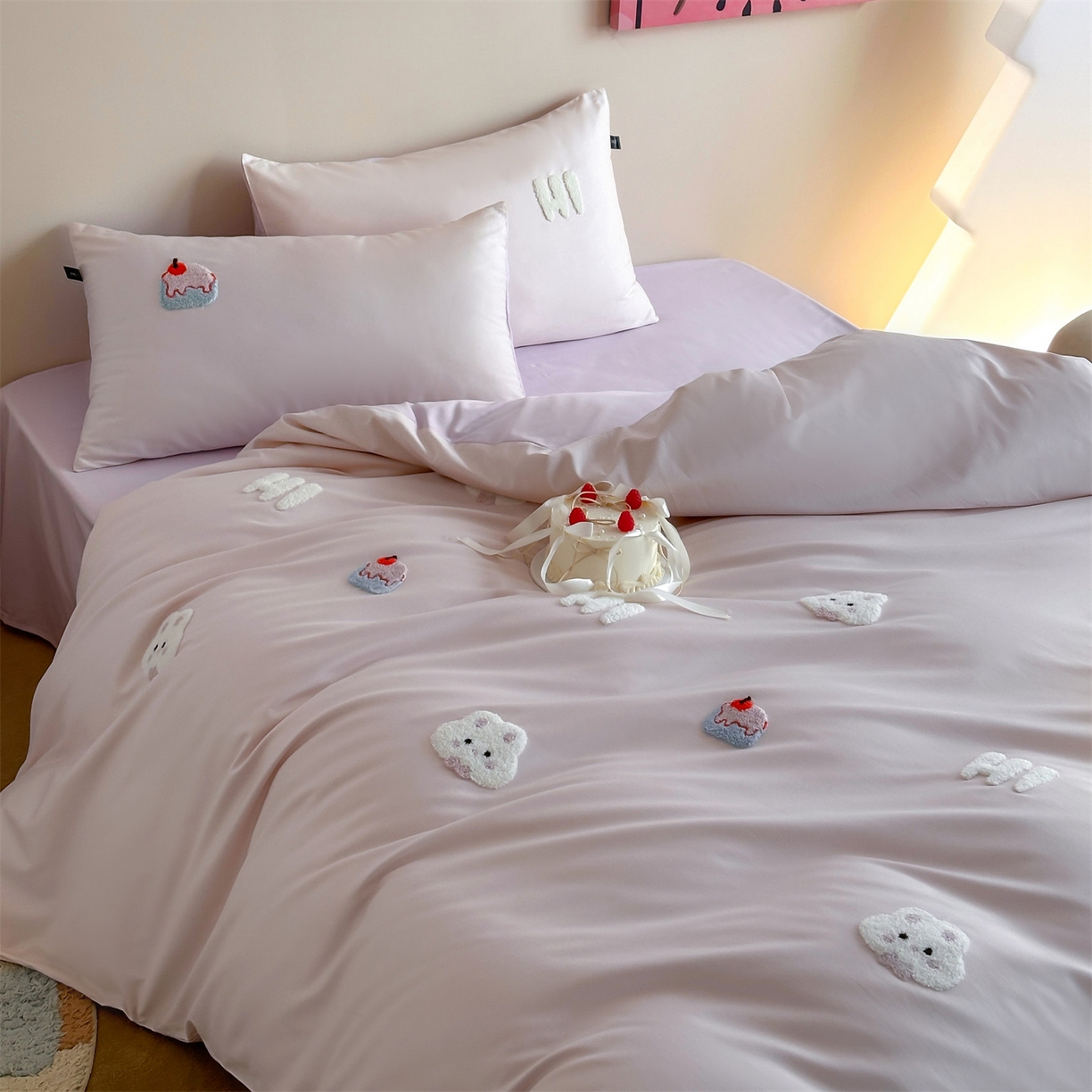 91家纺网 家纺一手货源 找家纺 蓝米卡夫 2026春季新款-100S长绒棉毛巾绣系列四件套-蛋糕兔兔（礼盒） 蛋糕兔兔-桃粉幻紫