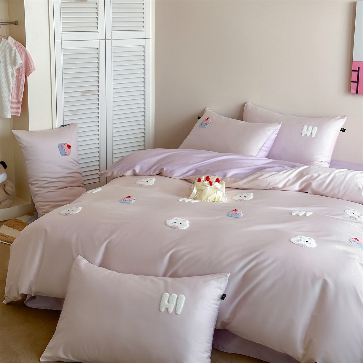 91家纺网 家纺一手货源 找家纺 蓝米卡夫 2026春季新款-100S长绒棉毛巾绣系列四件套-蛋糕兔兔（礼盒） 蛋糕兔兔-桃粉幻紫