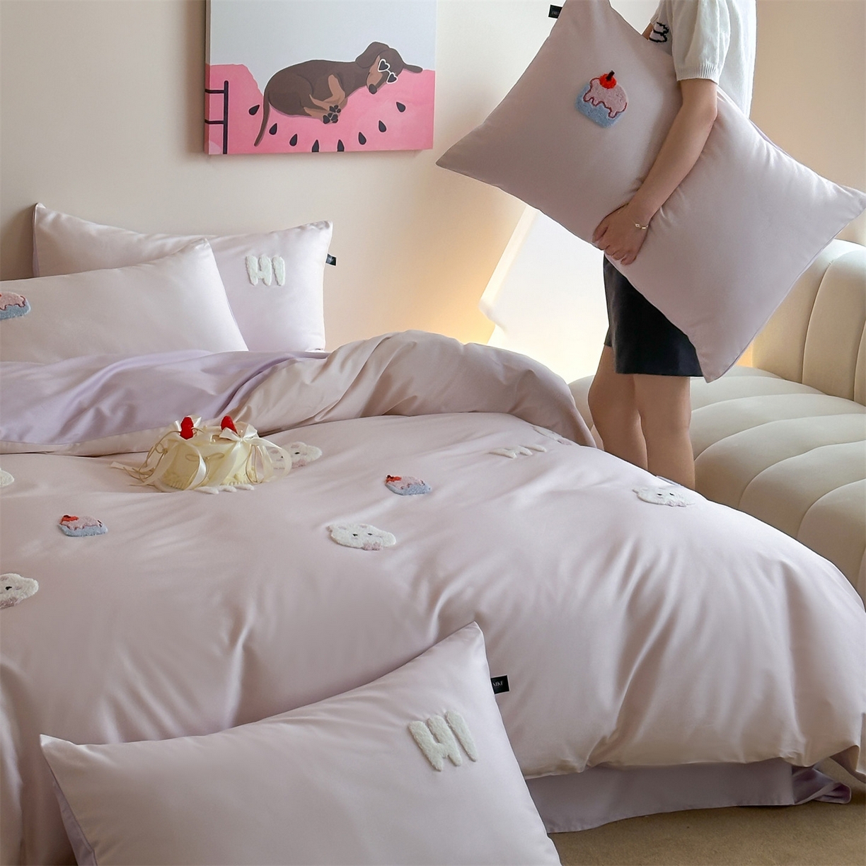 91家纺网 家纺一手货源 找家纺 蓝米卡夫 2026春季新款-100S长绒棉毛巾绣系列四件套-蛋糕兔兔（礼盒） 蛋糕兔兔-桃粉幻紫