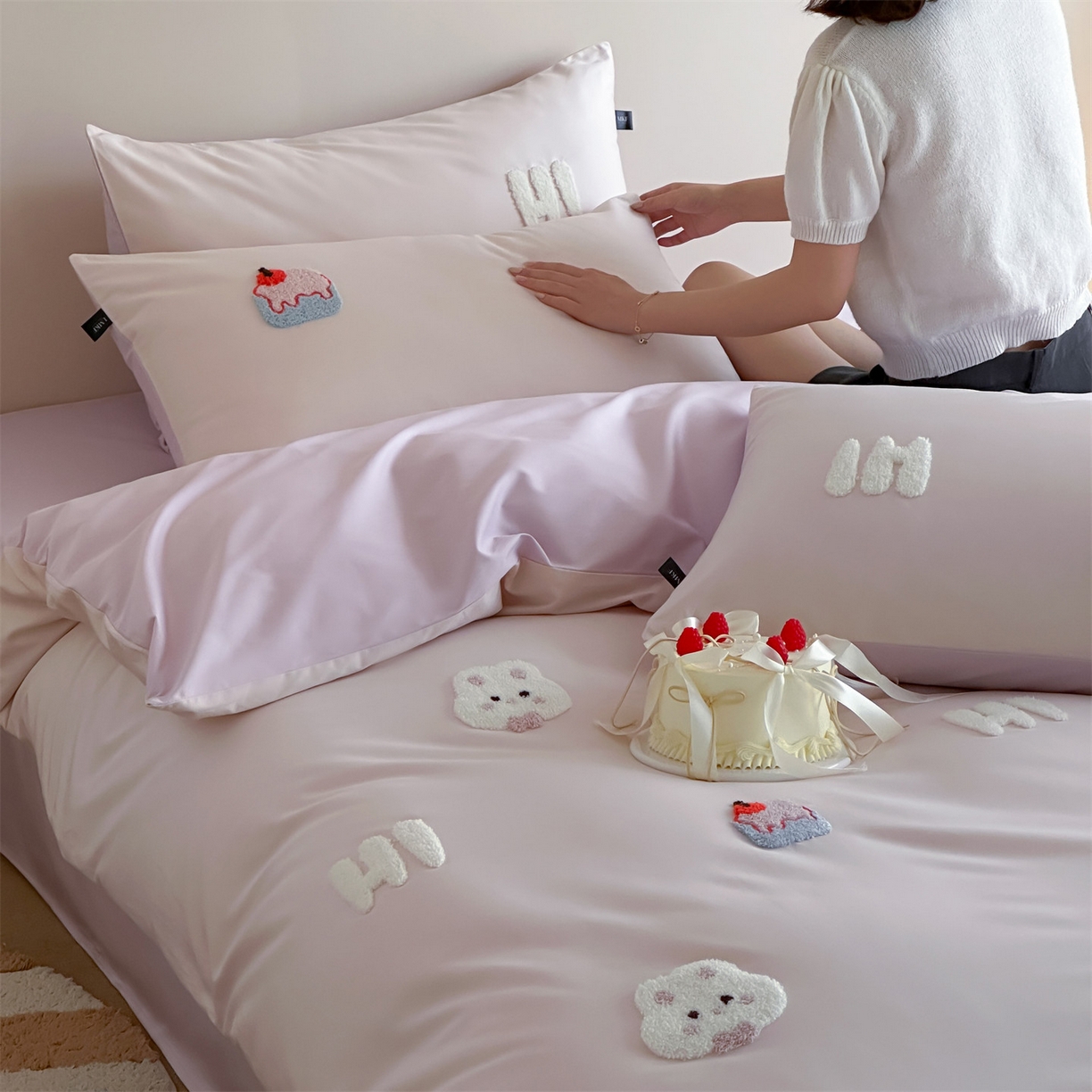 91家纺网 家纺一手货源 找家纺 蓝米卡夫 2026春季新款-100S长绒棉毛巾绣系列四件套-蛋糕兔兔（礼盒） 蛋糕兔兔-桃粉幻紫