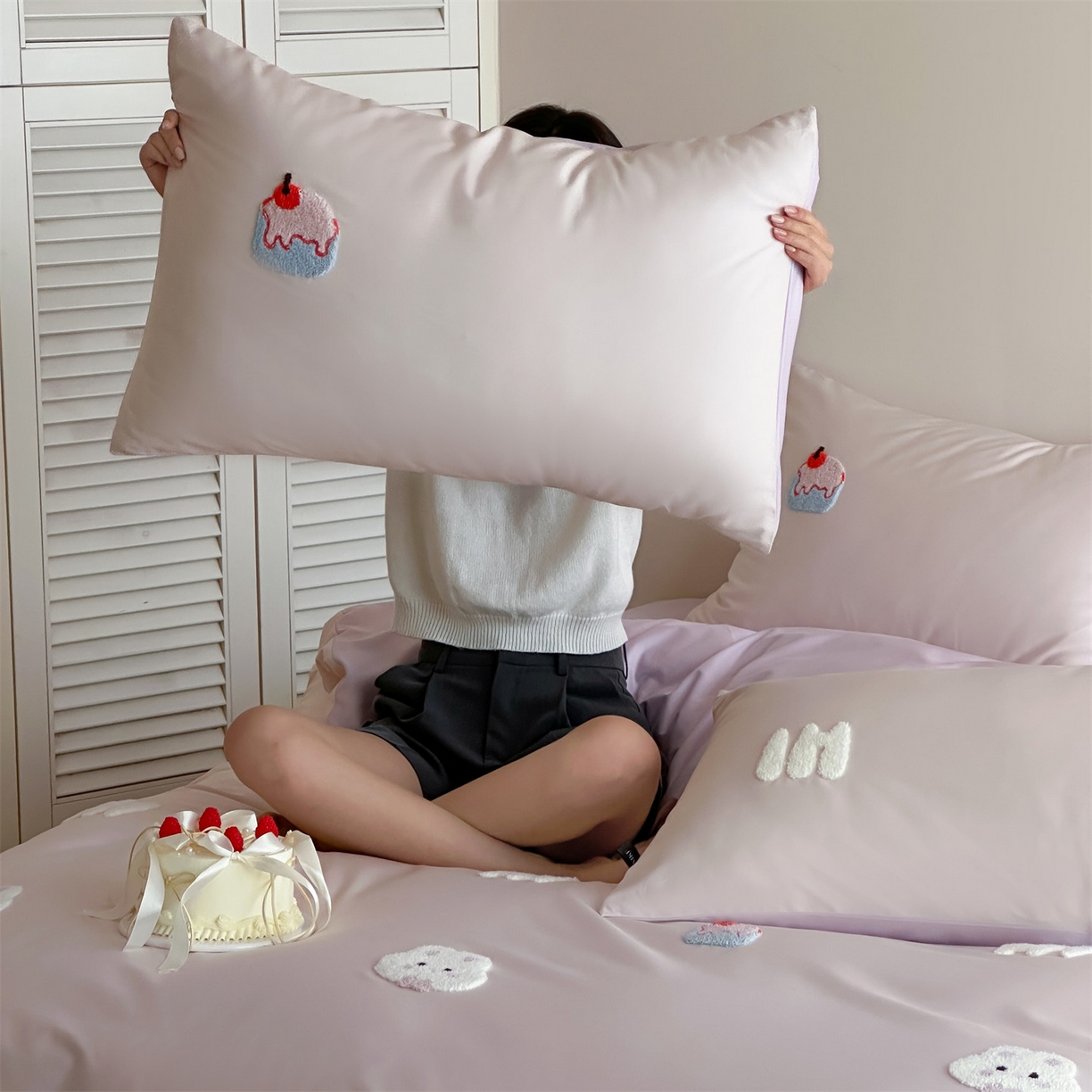 91家纺网 家纺一手货源 找家纺 蓝米卡夫 2026春季新款-100S长绒棉毛巾绣系列四件套-蛋糕兔兔（礼盒） 蛋糕兔兔-桃粉幻紫