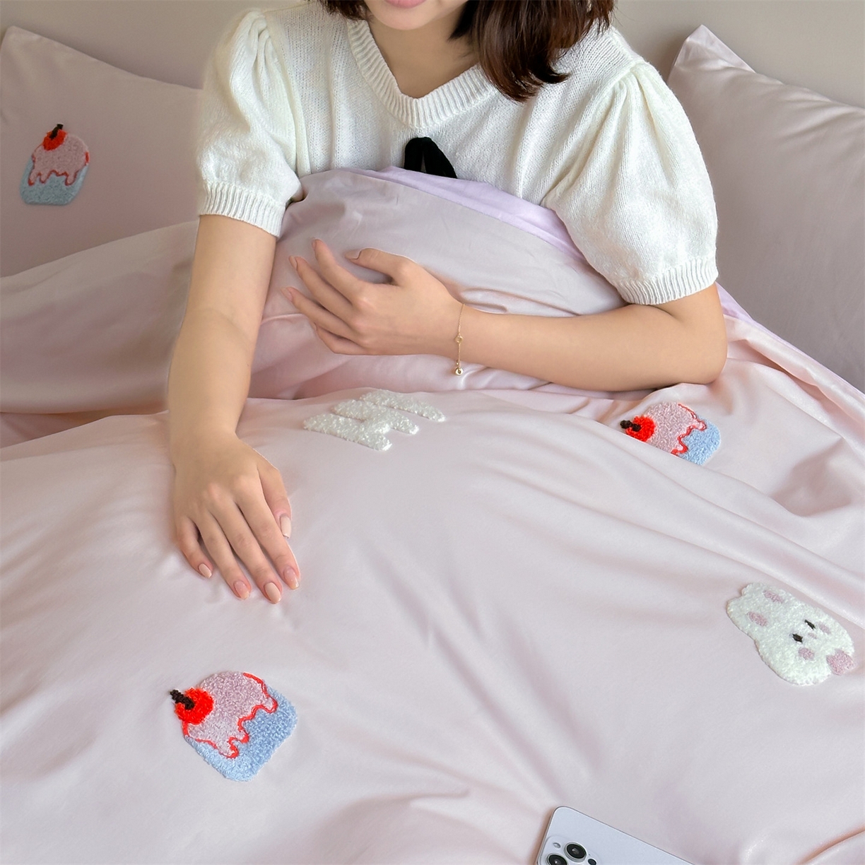 91家纺网 家纺一手货源 找家纺 蓝米卡夫 2026春季新款-100S长绒棉毛巾绣系列四件套-蛋糕兔兔（礼盒） 蛋糕兔兔-桃粉幻紫