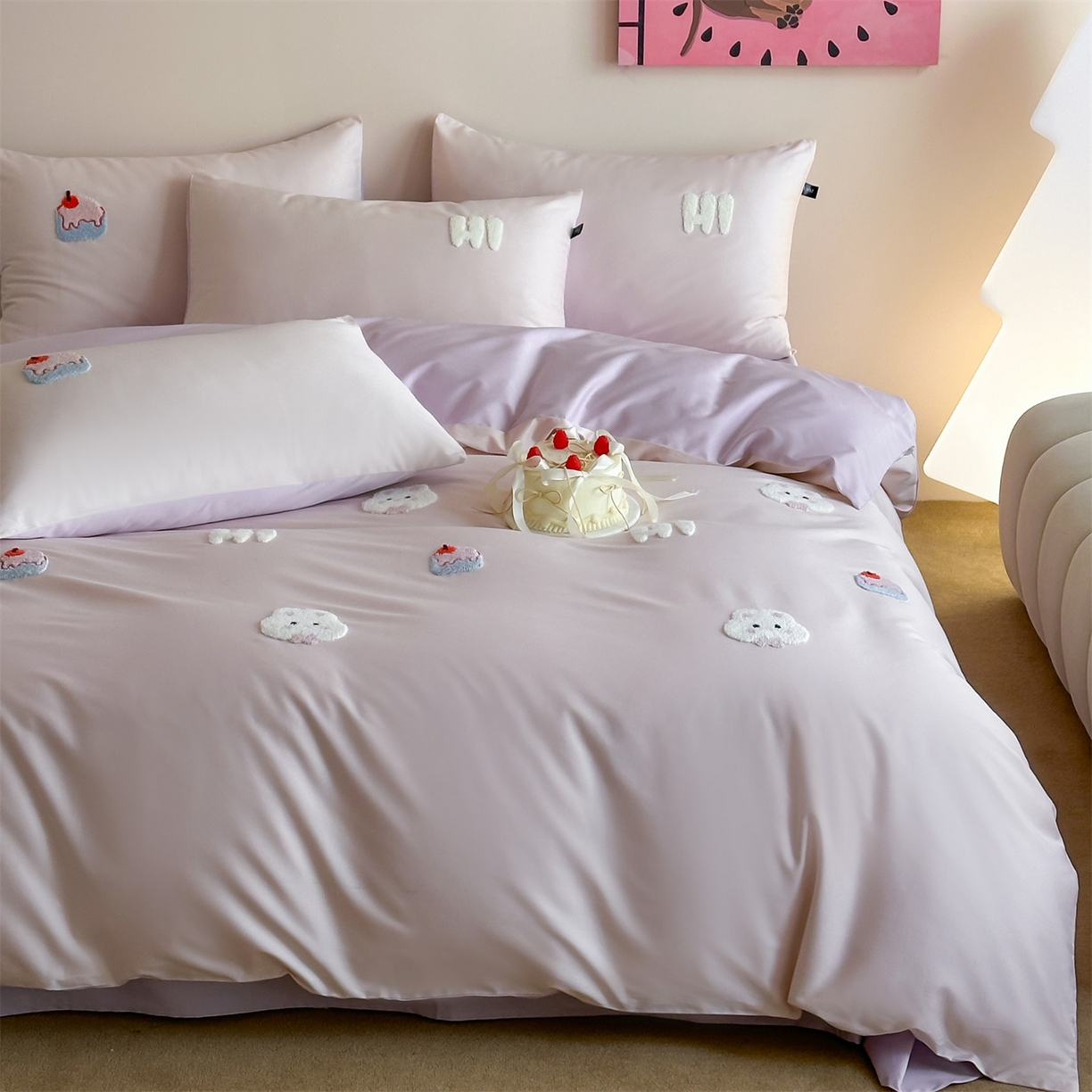 91家纺网 家纺一手货源 找家纺 蓝米卡夫 2026春季新款-100S长绒棉毛巾绣系列四件套-蛋糕兔兔（礼盒） 蛋糕兔兔-桃粉幻紫