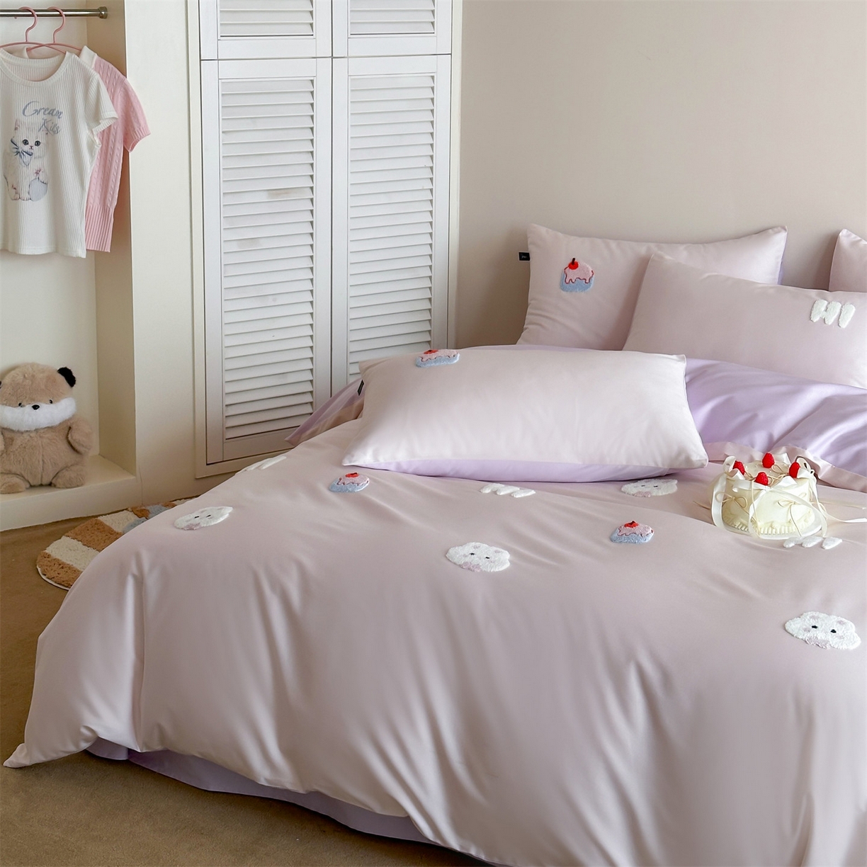 91家纺网 家纺一手货源 找家纺 蓝米卡夫 2026春季新款-100S长绒棉毛巾绣系列四件套-蛋糕兔兔（礼盒） 蛋糕兔兔-桃粉幻紫