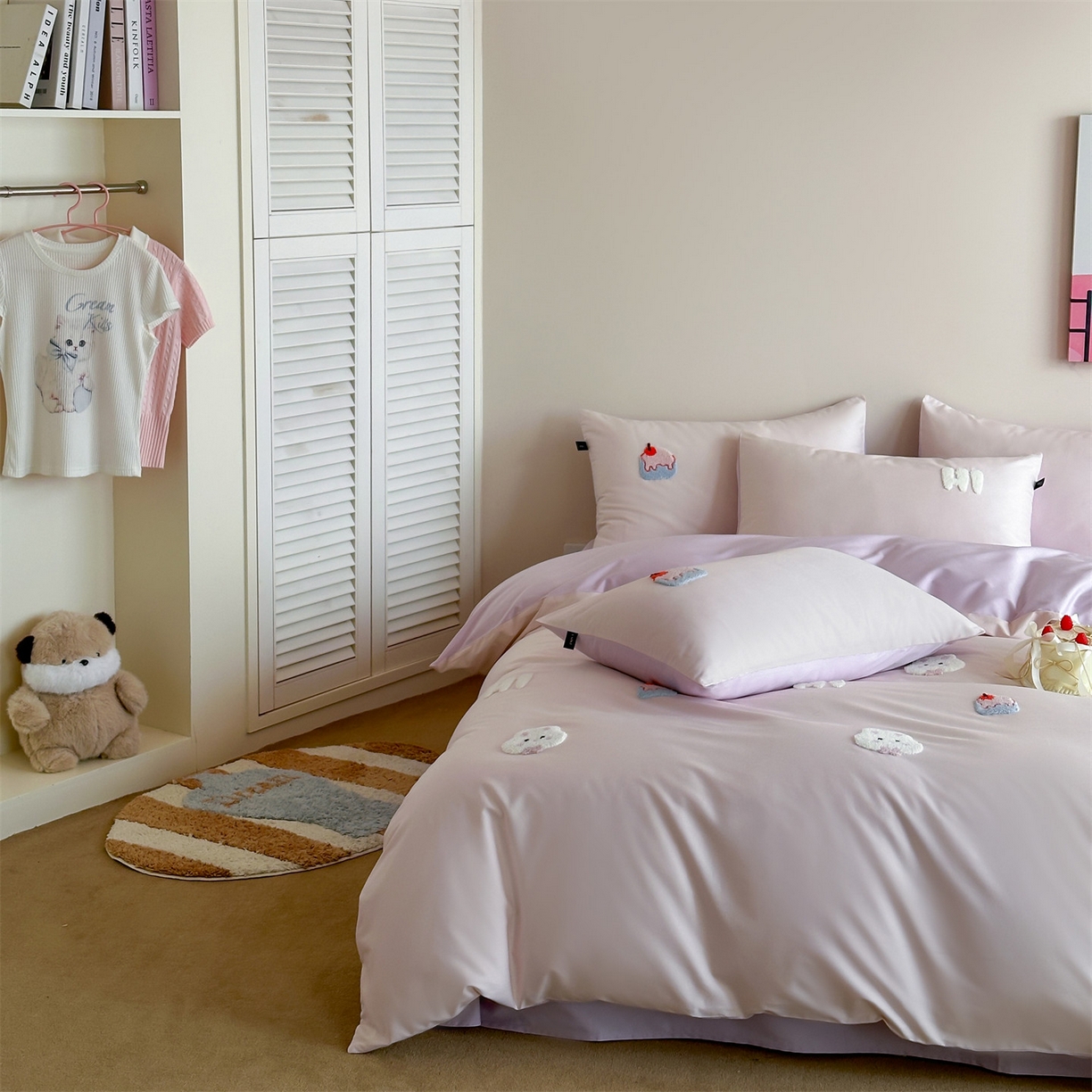 91家纺网 家纺一手货源 找家纺 蓝米卡夫 2026春季新款-100S长绒棉毛巾绣系列四件套-蛋糕兔兔（礼盒） 蛋糕兔兔-桃粉幻紫