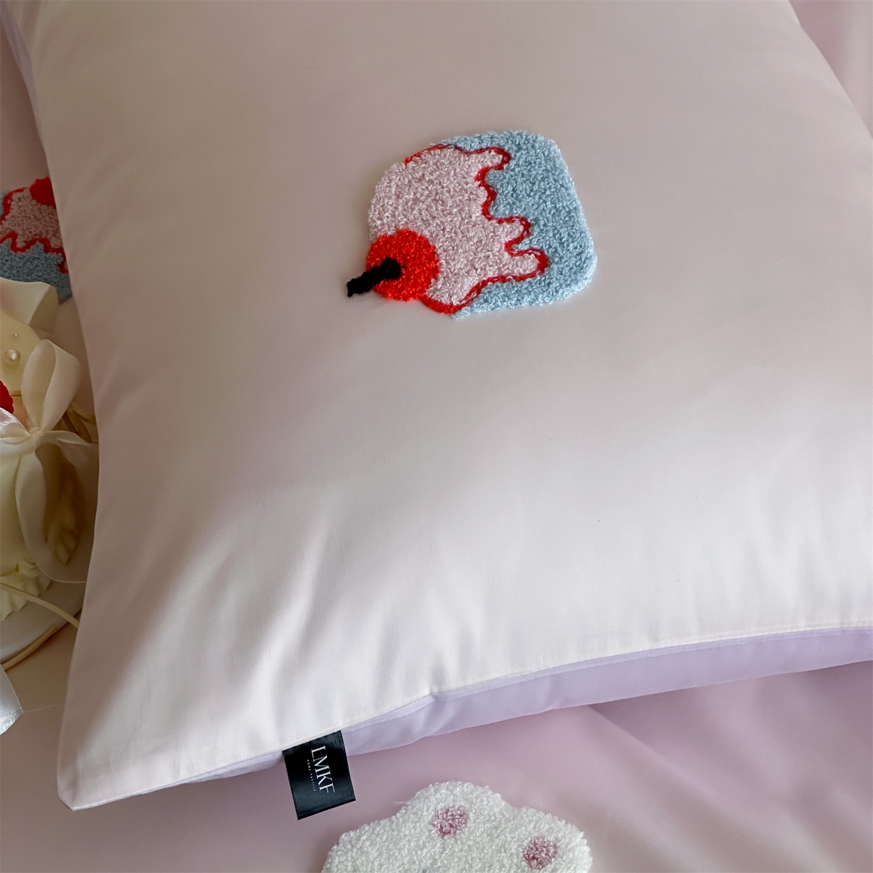 91家纺网 家纺一手货源 找家纺 蓝米卡夫 2026春季新款-100S长绒棉毛巾绣系列四件套-蛋糕兔兔（礼盒） 蛋糕兔兔-桃粉幻紫