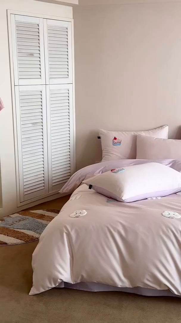 91家纺网 家纺一手货源 找家纺 蓝米卡夫 2026春季新款-100S长绒棉毛巾绣系列四件套-蛋糕兔兔（礼盒） 蛋糕兔兔-桃粉幻紫