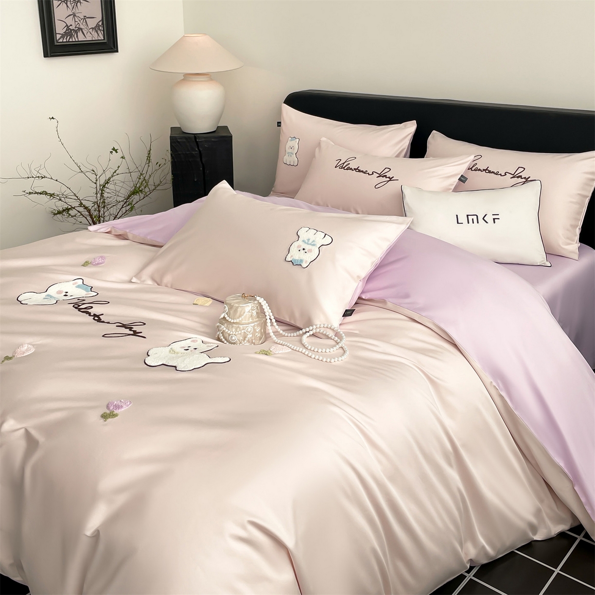 91家纺网 家纺一手货源 找家纺 蓝米卡夫 2026春季新款-100S长绒棉毛巾绣系列四件套-花犬狗狗（礼盒） 花犬狗狗-桃粉幻紫