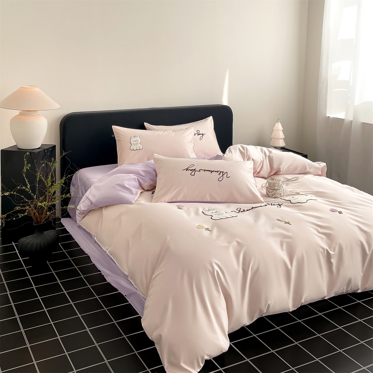 91家纺网 家纺一手货源 找家纺 蓝米卡夫 2026春季新款-100S长绒棉毛巾绣系列四件套-花犬狗狗（礼盒） 花犬狗狗-桃粉幻紫