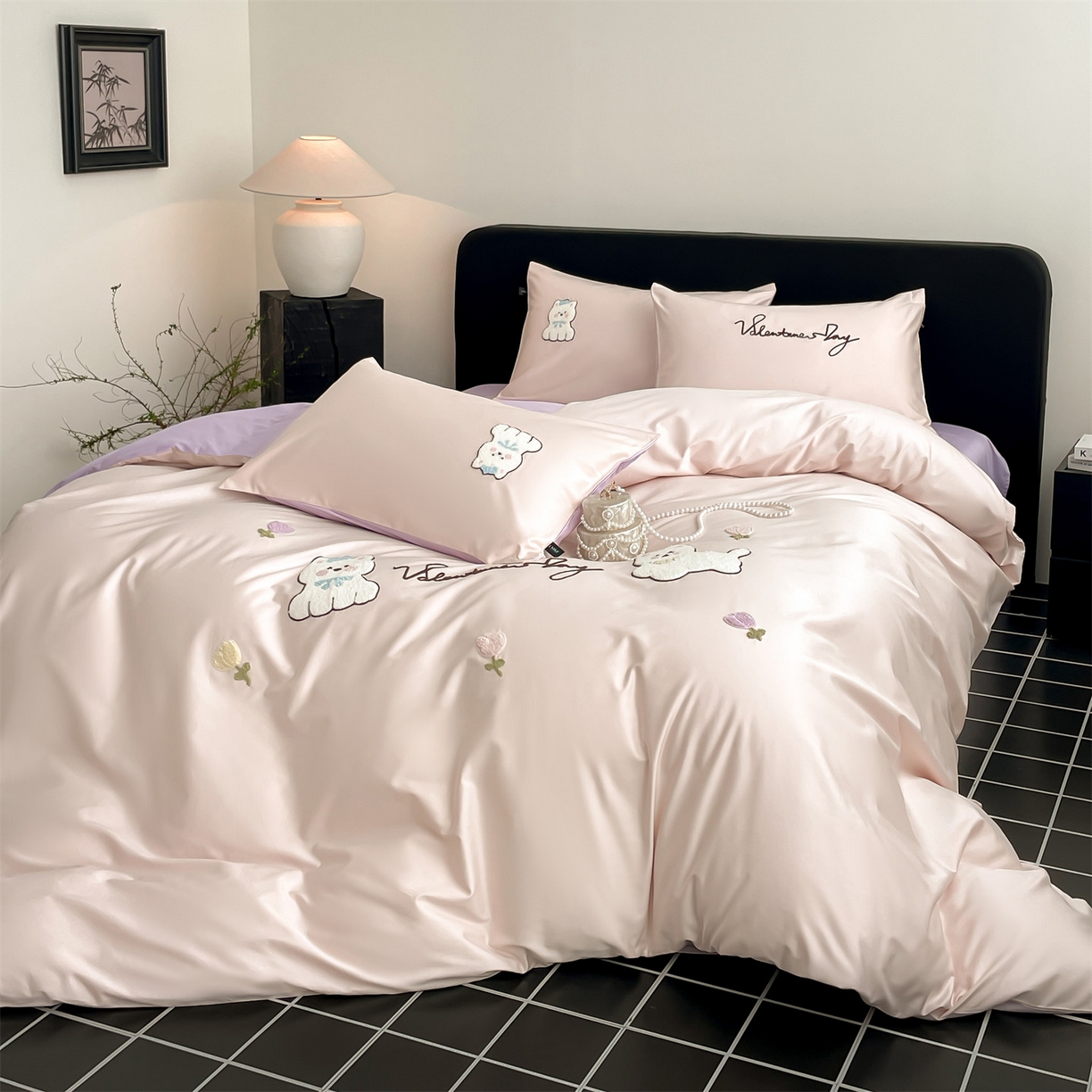 91家纺网 家纺一手货源 找家纺 蓝米卡夫 2026春季新款-100S长绒棉毛巾绣系列四件套-花犬狗狗（礼盒） 花犬狗狗-桃粉幻紫