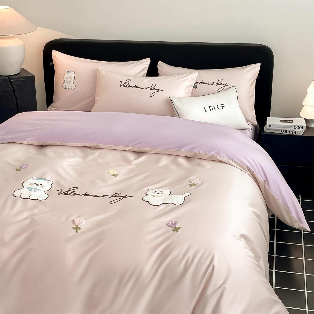 91家纺网 家纺一手货源 找家纺 蓝米卡夫 2026春季新款-100S长绒棉毛巾绣系列四件套-花犬狗狗（礼盒） 花犬狗狗-桃粉幻紫