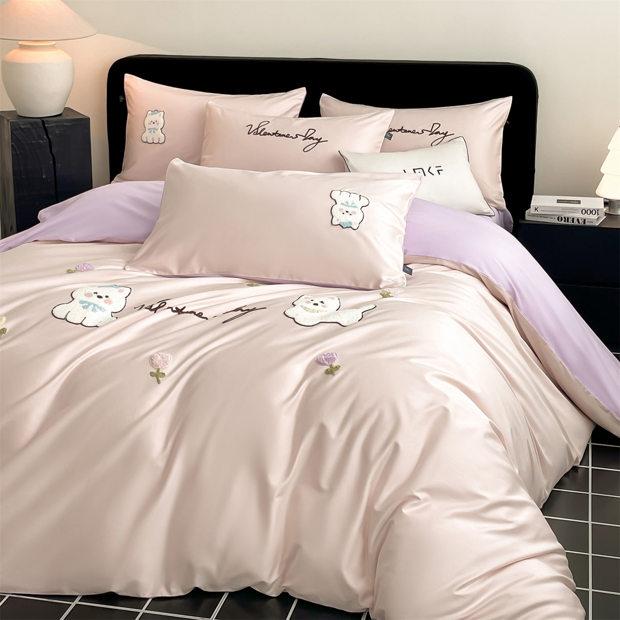 91家纺网 家纺一手货源 找家纺 蓝米卡夫 2026春季新款-100S长绒棉毛巾绣系列四件套-花犬狗狗（礼盒） 花犬狗狗-桃粉幻紫