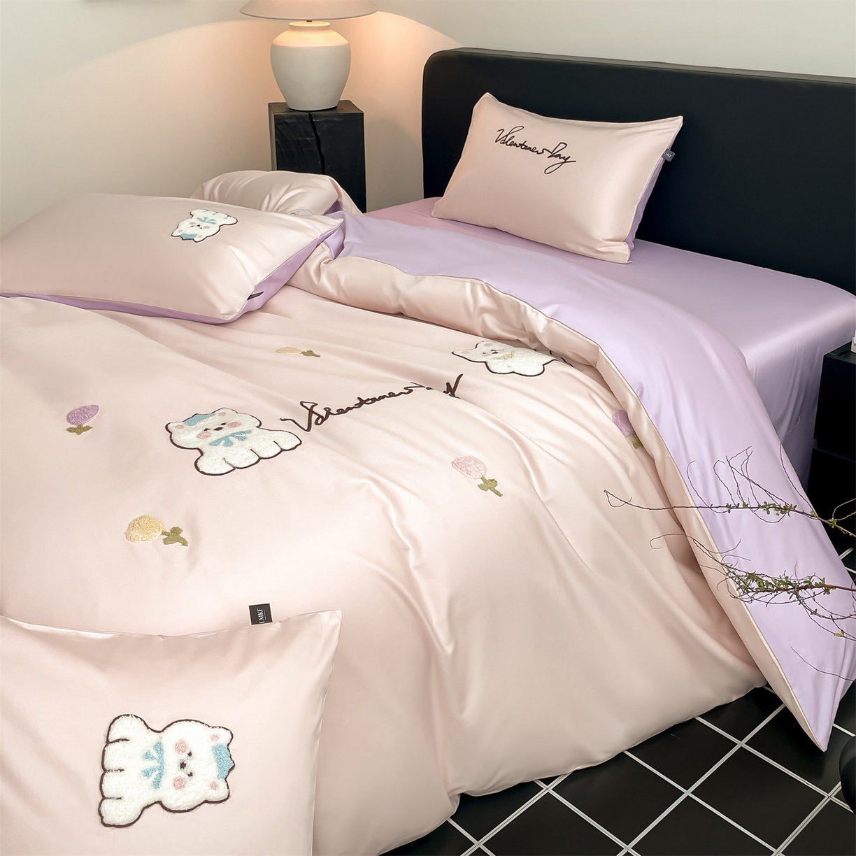 91家纺网 家纺一手货源 找家纺 蓝米卡夫 2026春季新款-100S长绒棉毛巾绣系列四件套-花犬狗狗（礼盒） 花犬狗狗-桃粉幻紫