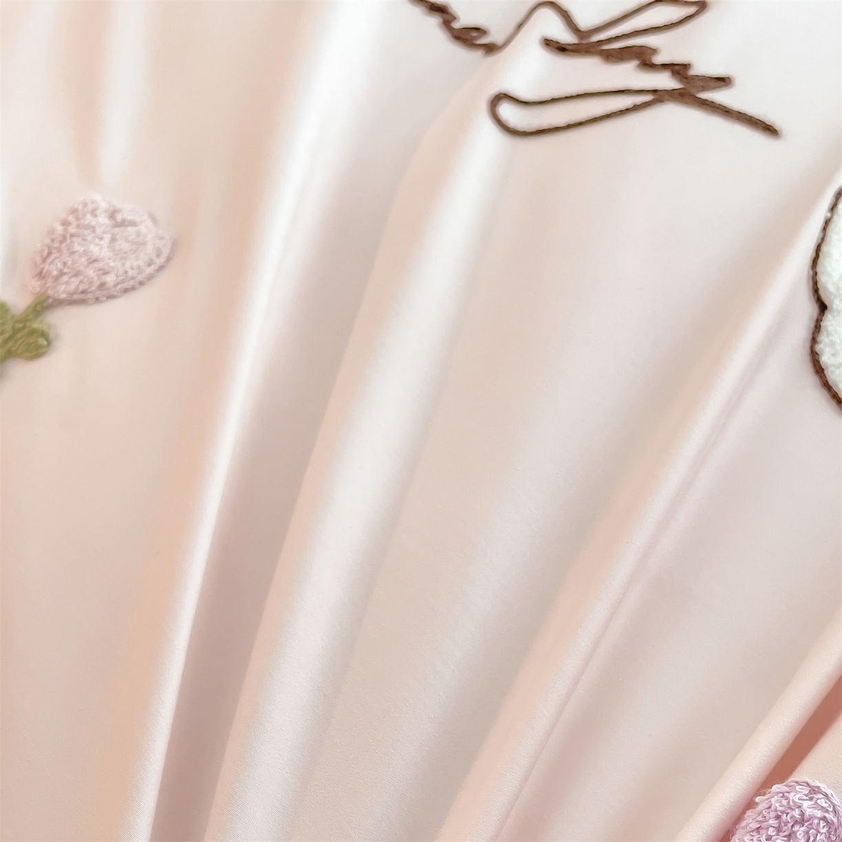 91家纺网 家纺一手货源 找家纺 蓝米卡夫 2026春季新款-100S长绒棉毛巾绣系列四件套-花犬狗狗（礼盒） 花犬狗狗-桃粉幻紫