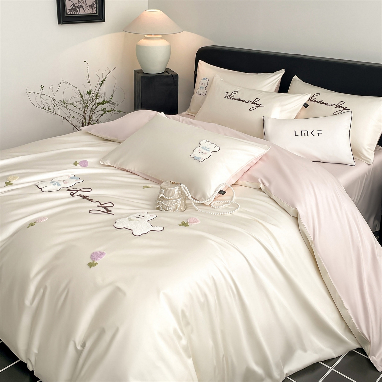 91家纺网 家纺一手货源 找家纺 蓝米卡夫 2026春季新款-100S长绒棉毛巾绣系列四件套-花犬狗狗（礼盒） 花犬狗狗-芝士粉芋