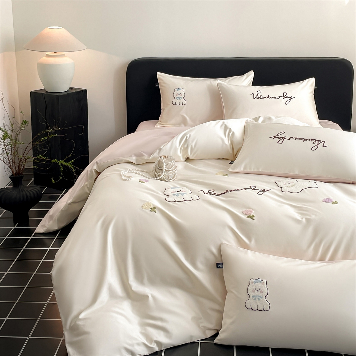 91家纺网 家纺一手货源 找家纺 蓝米卡夫 2026春季新款-100S长绒棉毛巾绣系列四件套-花犬狗狗（礼盒） 花犬狗狗-芝士粉芋