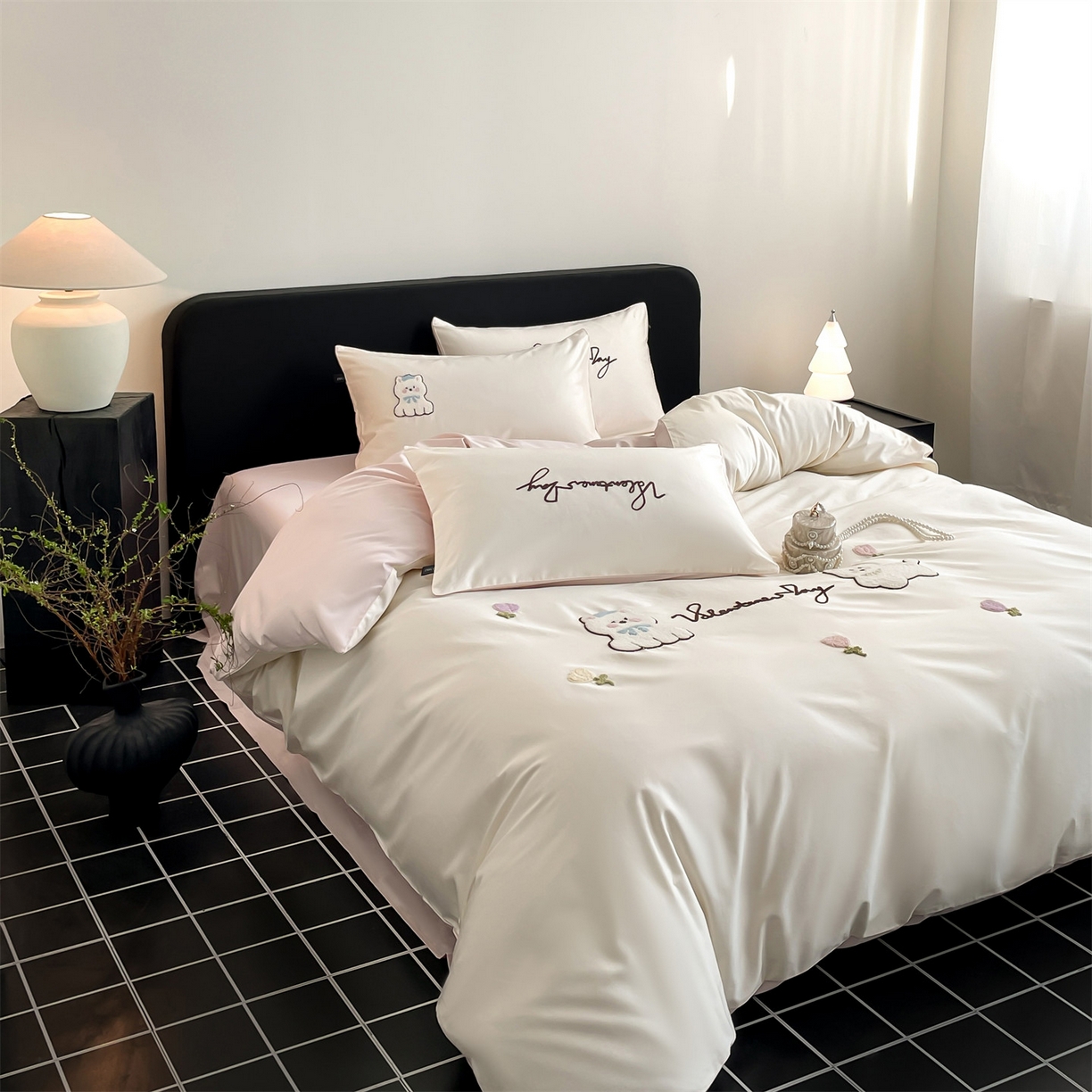 91家纺网 家纺一手货源 找家纺 蓝米卡夫 2026春季新款-100S长绒棉毛巾绣系列四件套-花犬狗狗（礼盒） 花犬狗狗-芝士粉芋