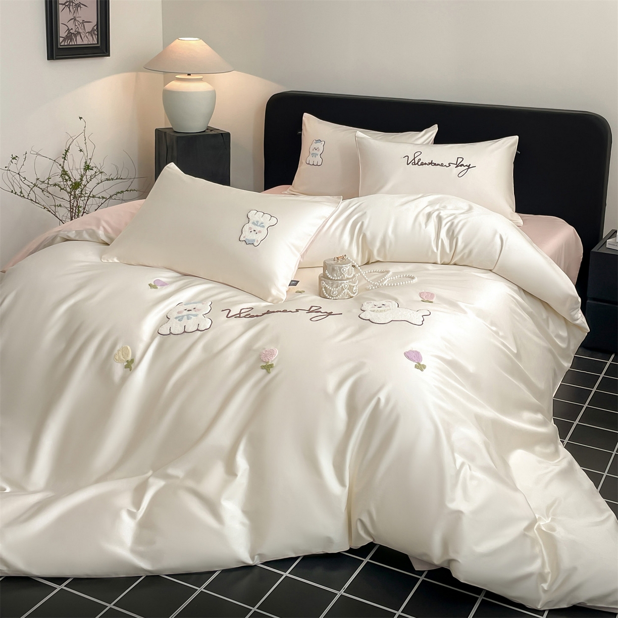 91家纺网 家纺一手货源 找家纺 蓝米卡夫 2026春季新款-100S长绒棉毛巾绣系列四件套-花犬狗狗（礼盒） 花犬狗狗-芝士粉芋