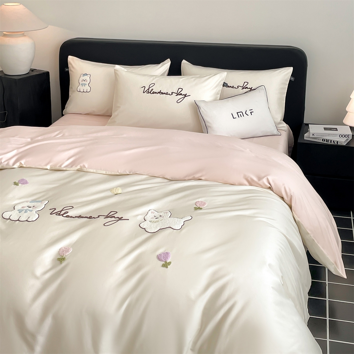 91家纺网 家纺一手货源 找家纺 蓝米卡夫 2026春季新款-100S长绒棉毛巾绣系列四件套-花犬狗狗（礼盒） 花犬狗狗-芝士粉芋