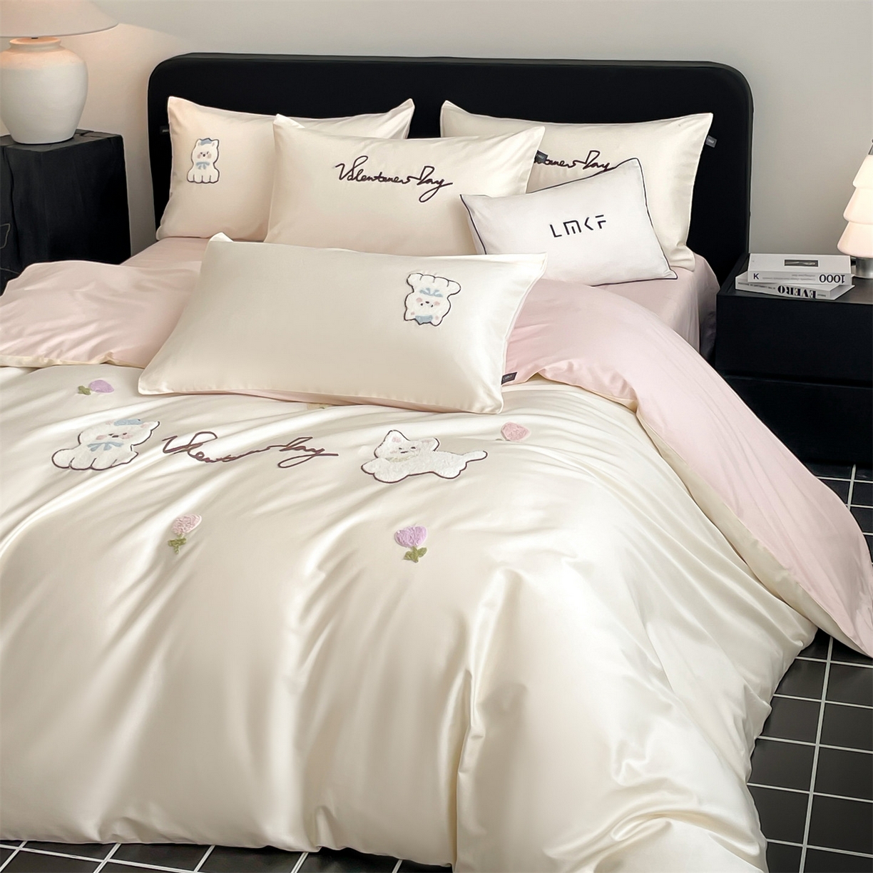 91家纺网 家纺一手货源 找家纺 蓝米卡夫 2026春季新款-100S长绒棉毛巾绣系列四件套-花犬狗狗（礼盒） 花犬狗狗-芝士粉芋