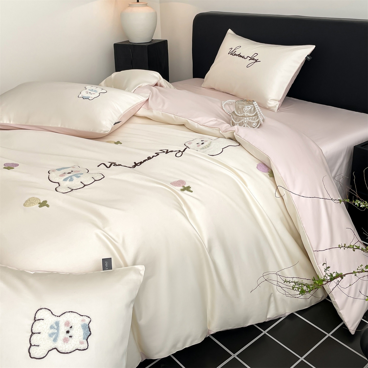 91家纺网 家纺一手货源 找家纺 蓝米卡夫 2026春季新款-100S长绒棉毛巾绣系列四件套-花犬狗狗（礼盒） 花犬狗狗-芝士粉芋