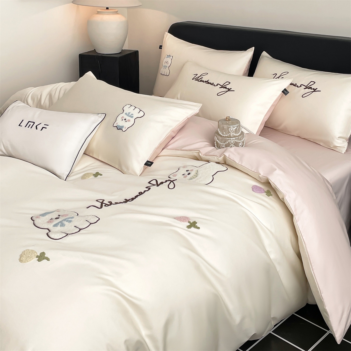 91家纺网 家纺一手货源 找家纺 蓝米卡夫 2026春季新款-100S长绒棉毛巾绣系列四件套-花犬狗狗（礼盒） 花犬狗狗-芝士粉芋