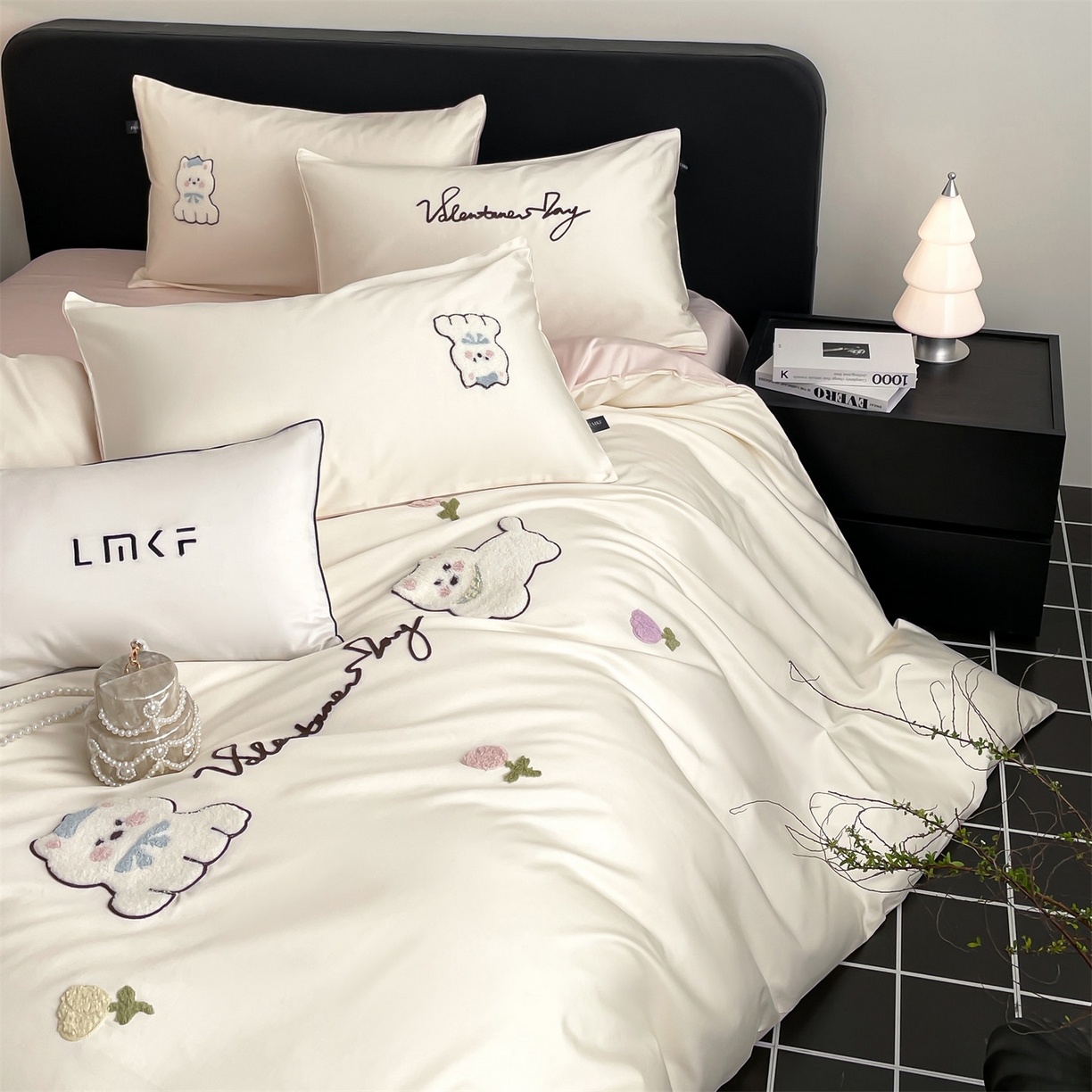 91家纺网 家纺一手货源 找家纺 蓝米卡夫 2026春季新款-100S长绒棉毛巾绣系列四件套-花犬狗狗（礼盒） 花犬狗狗-芝士粉芋