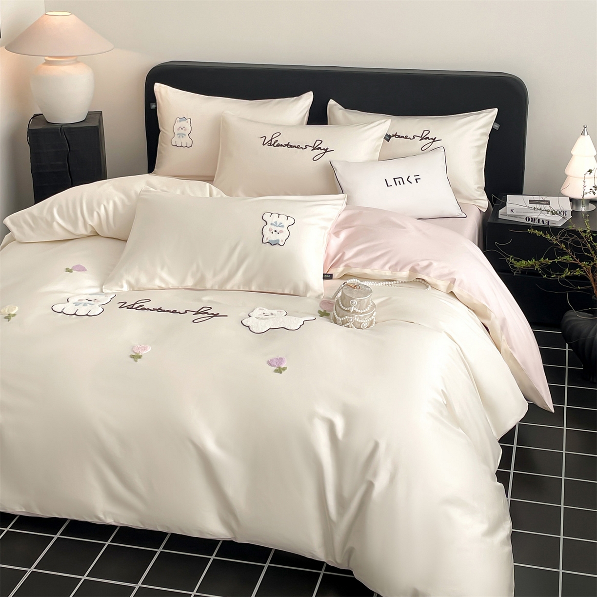 91家纺网 家纺一手货源 找家纺 蓝米卡夫 2026春季新款-100S长绒棉毛巾绣系列四件套-花犬狗狗（礼盒） 花犬狗狗-芝士粉芋