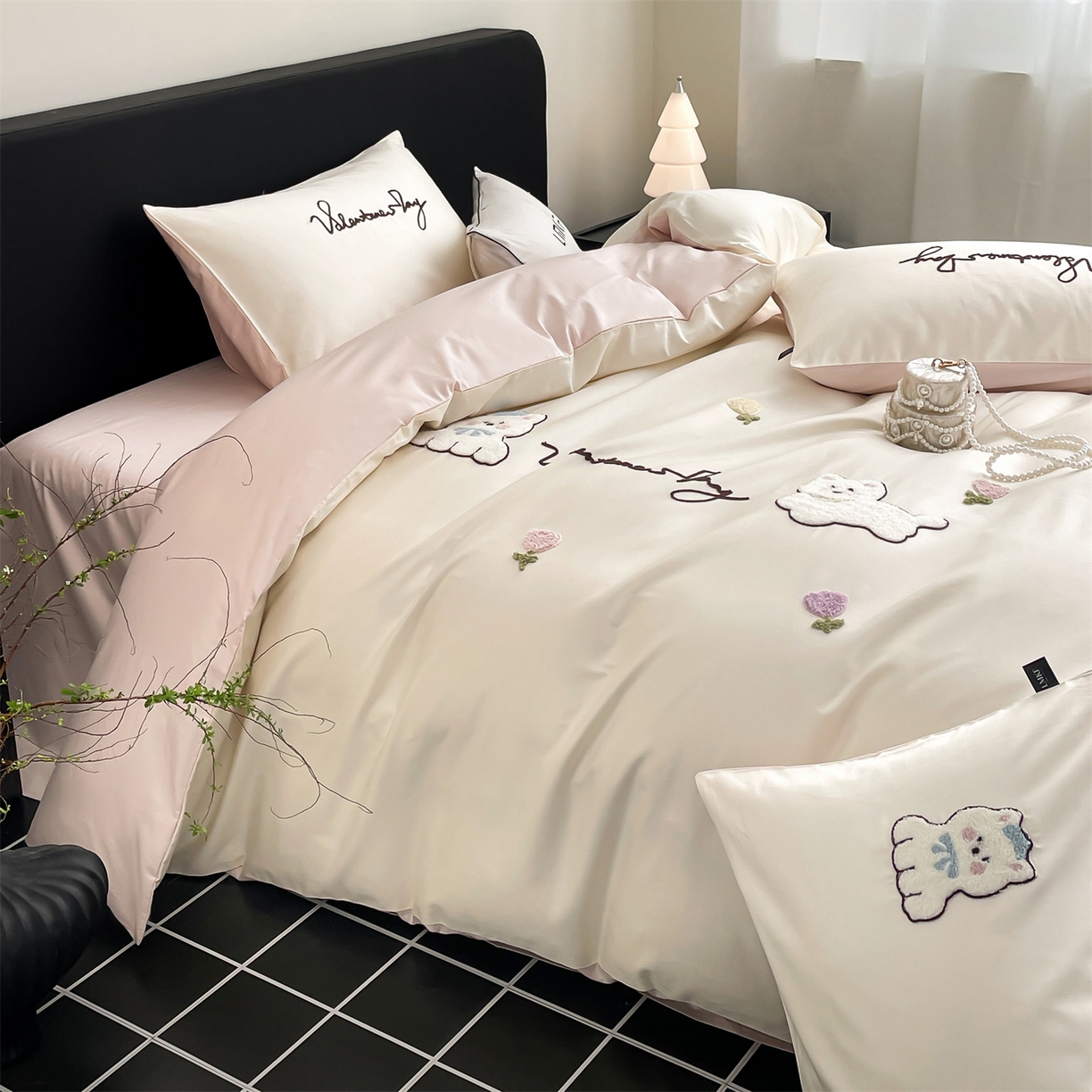 91家纺网 家纺一手货源 找家纺 蓝米卡夫 2026春季新款-100S长绒棉毛巾绣系列四件套-花犬狗狗（礼盒） 花犬狗狗-芝士粉芋