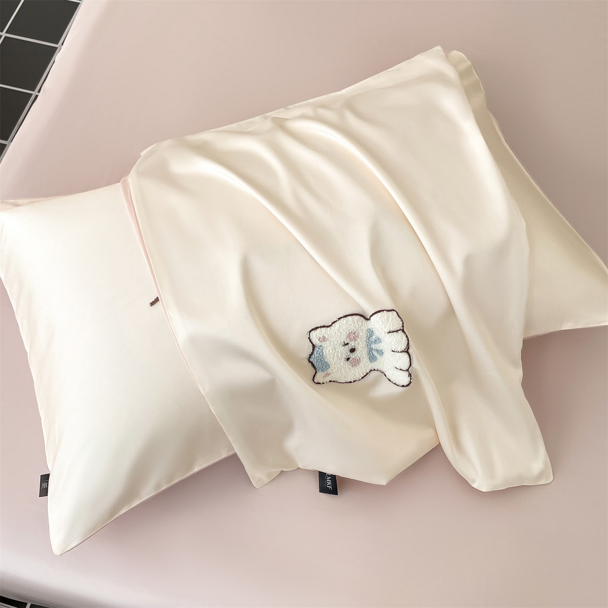 91家纺网 家纺一手货源 找家纺 蓝米卡夫 2026春季新款-100S长绒棉毛巾绣系列四件套-花犬狗狗（礼盒） 花犬狗狗-芝士粉芋