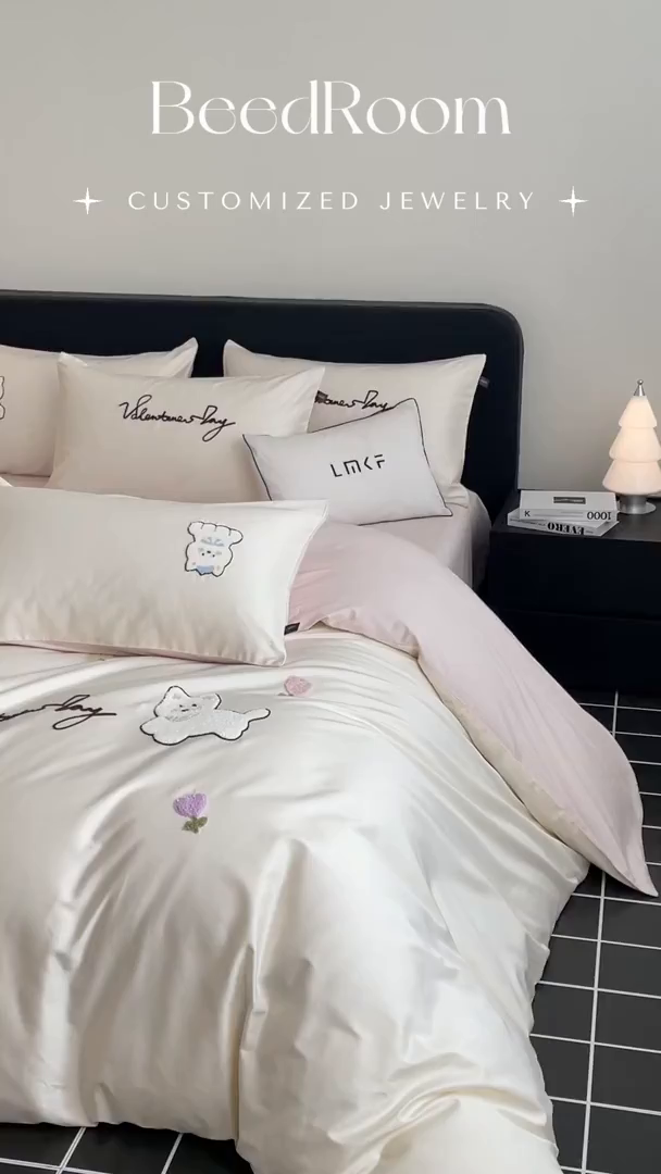 91家纺网 家纺一手货源 找家纺 蓝米卡夫 2026春季新款-100S长绒棉毛巾绣系列四件套-花犬狗狗（礼盒） 花犬狗狗-芝士粉芋