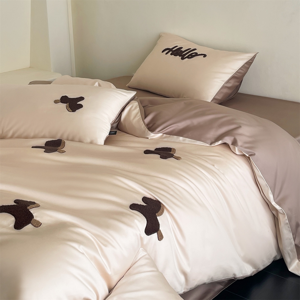 91家纺网 家纺一手货源 找家纺 蓝米卡夫 2026春季新款-100S长绒棉毛巾绣系列四件套-黑马计划（礼盒） 黑马计划-时尚茶棕