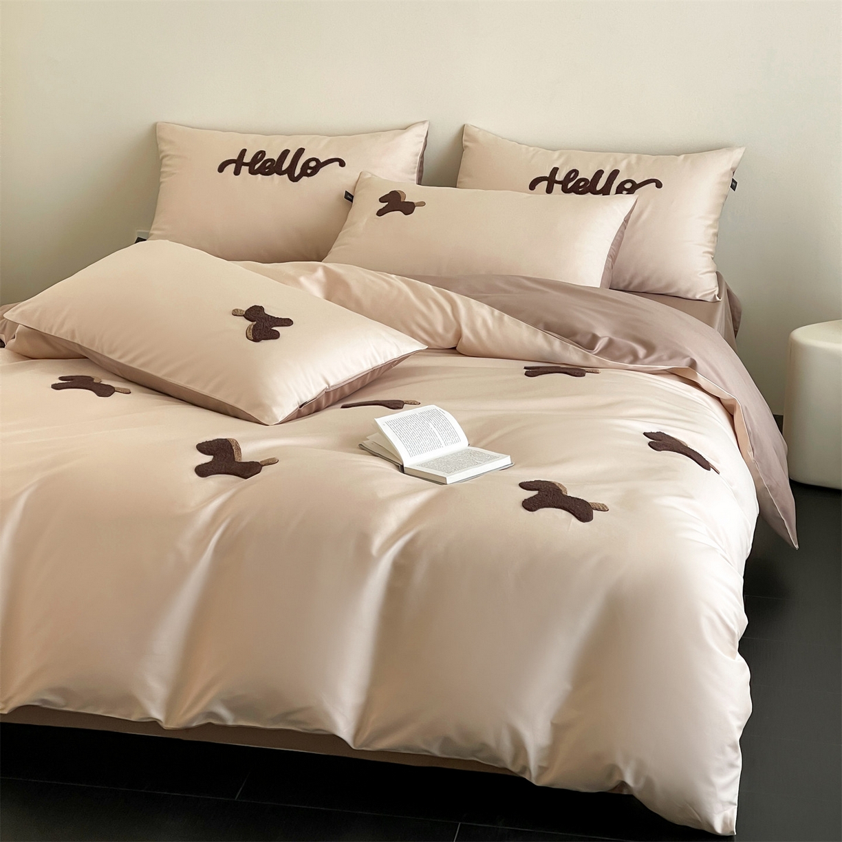 91家纺网 家纺一手货源 找家纺 蓝米卡夫 2026春季新款-100S长绒棉毛巾绣系列四件套-黑马计划（礼盒） 黑马计划-时尚茶棕