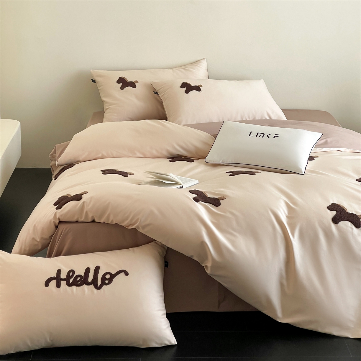 91家纺网 家纺一手货源 找家纺 蓝米卡夫 2026春季新款-100S长绒棉毛巾绣系列四件套-黑马计划（礼盒） 黑马计划-时尚茶棕