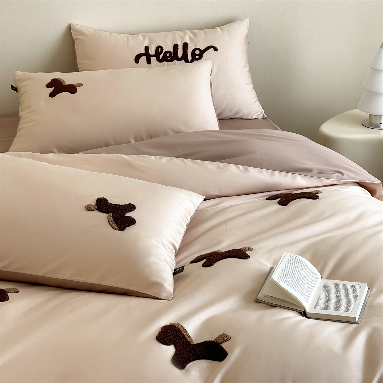 91家纺网 家纺一手货源 找家纺 蓝米卡夫 2026春季新款-100S长绒棉毛巾绣系列四件套-黑马计划（礼盒） 黑马计划-时尚茶棕