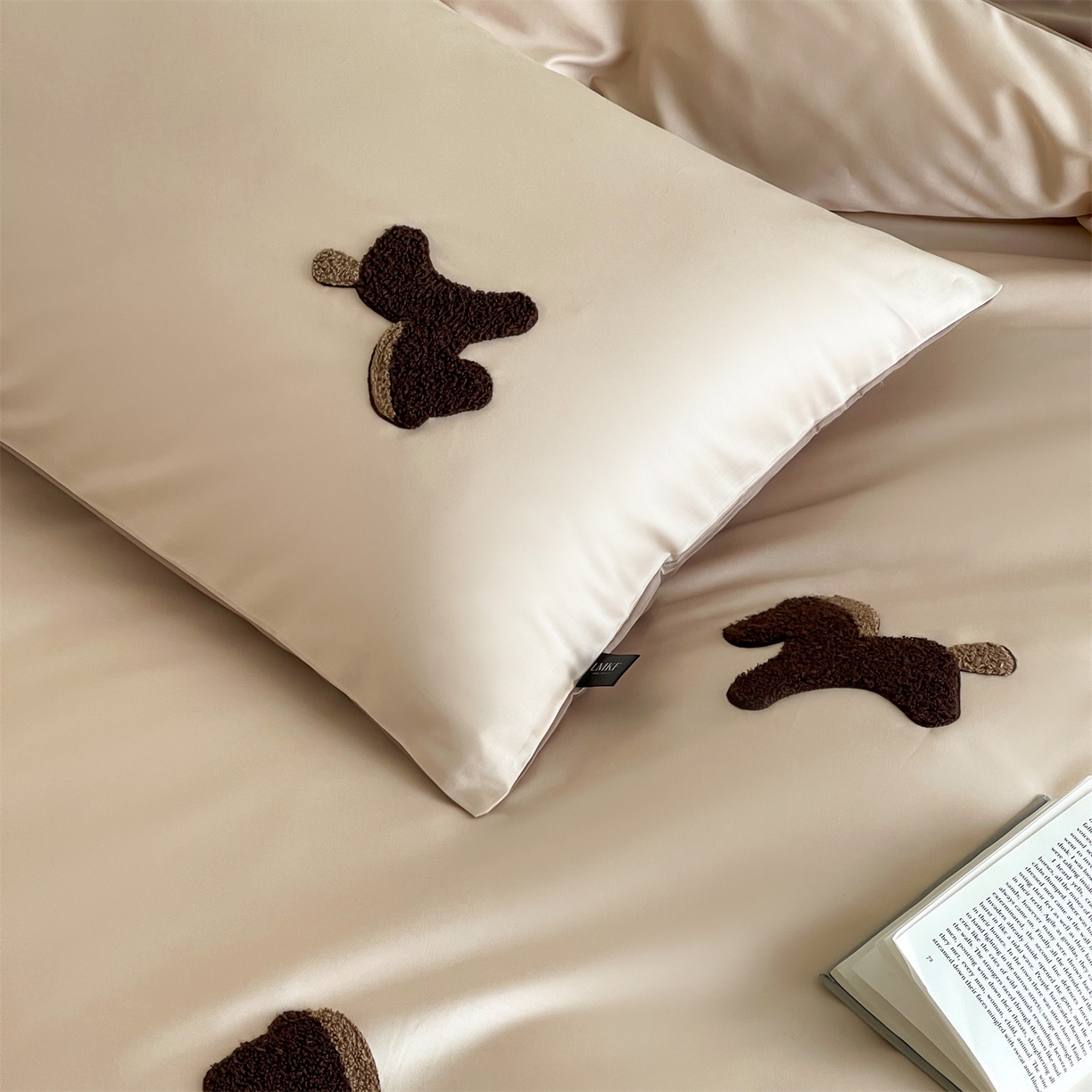 91家纺网 家纺一手货源 找家纺 蓝米卡夫 2026春季新款-100S长绒棉毛巾绣系列四件套-黑马计划（礼盒） 黑马计划-时尚茶棕