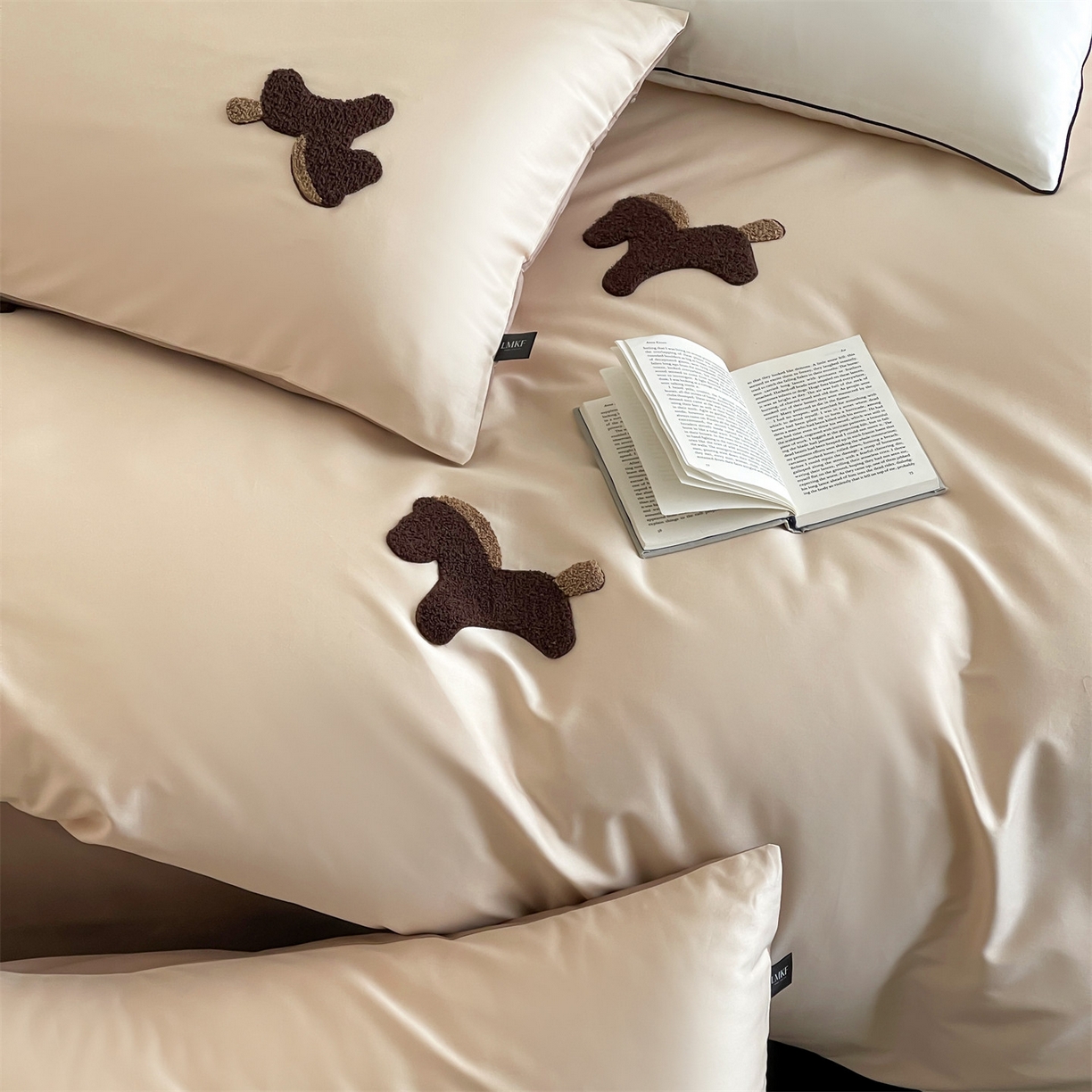 91家纺网 家纺一手货源 找家纺 蓝米卡夫 2026春季新款-100S长绒棉毛巾绣系列四件套-黑马计划（礼盒） 黑马计划-时尚茶棕