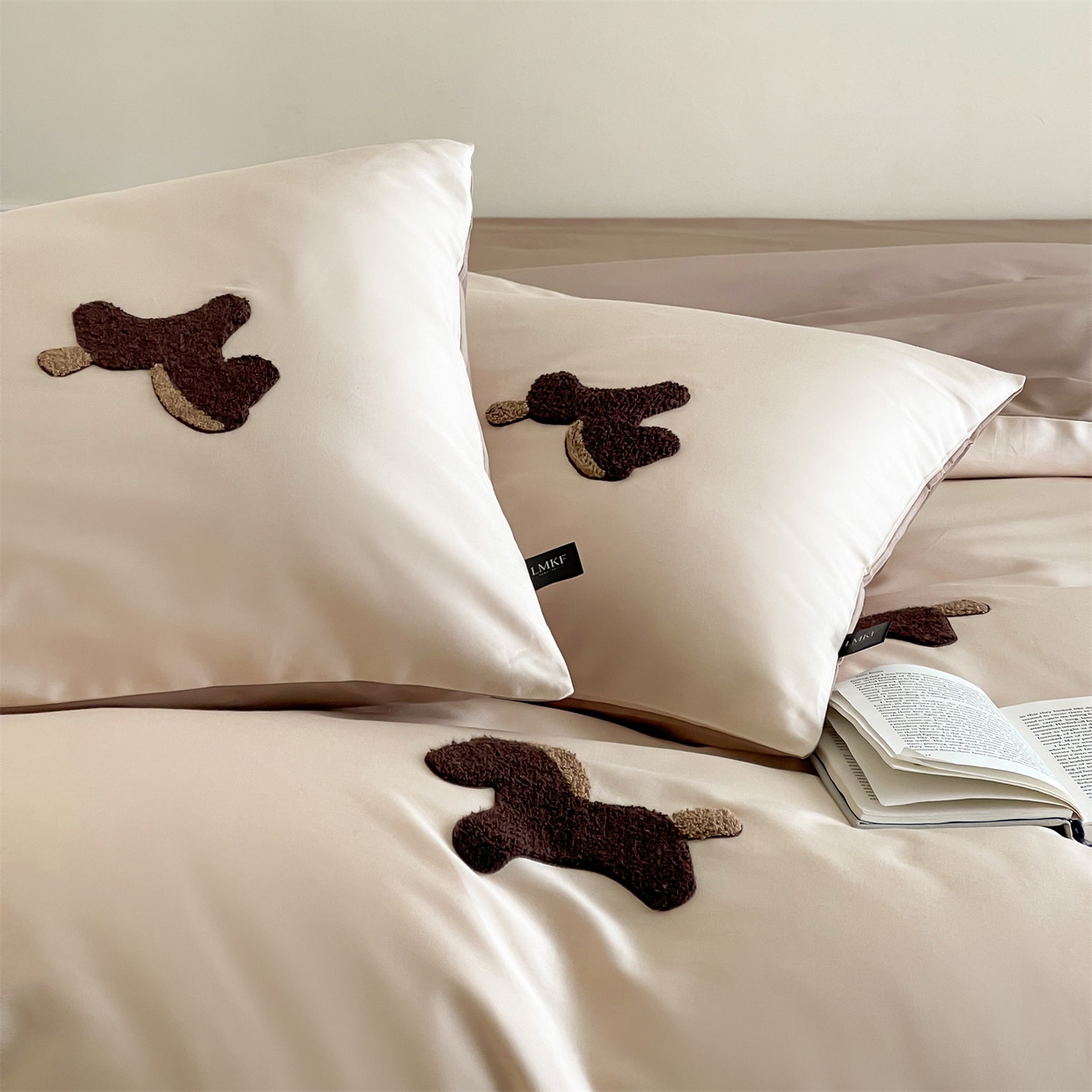 91家纺网 家纺一手货源 找家纺 蓝米卡夫 2026春季新款-100S长绒棉毛巾绣系列四件套-黑马计划（礼盒） 黑马计划-时尚茶棕