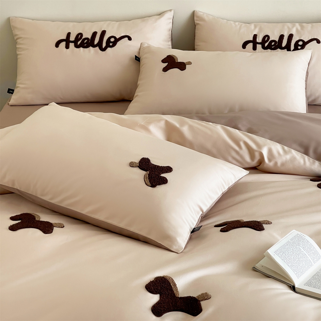 91家纺网 家纺一手货源 找家纺 蓝米卡夫 2026春季新款-100S长绒棉毛巾绣系列四件套-黑马计划（礼盒） 黑马计划-时尚茶棕