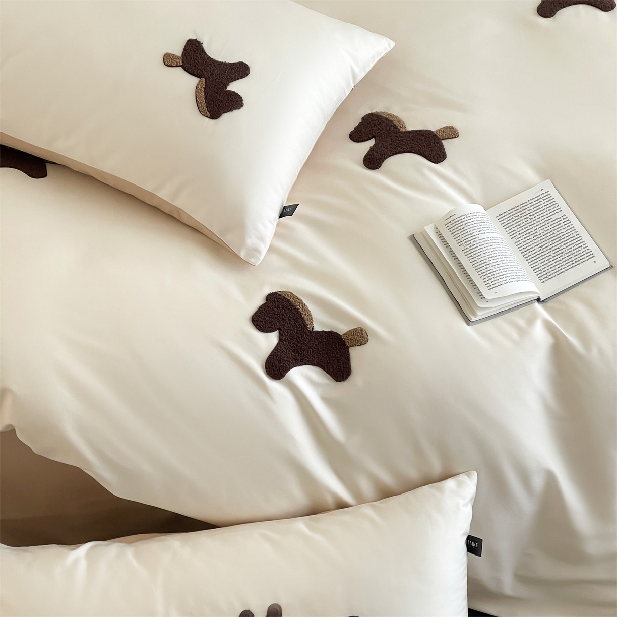 91家纺网 家纺一手货源 找家纺 蓝米卡夫 2026春季新款-100S长绒棉毛巾绣系列四件套-黑马计划（礼盒） 黑马计划-芝士奶茶