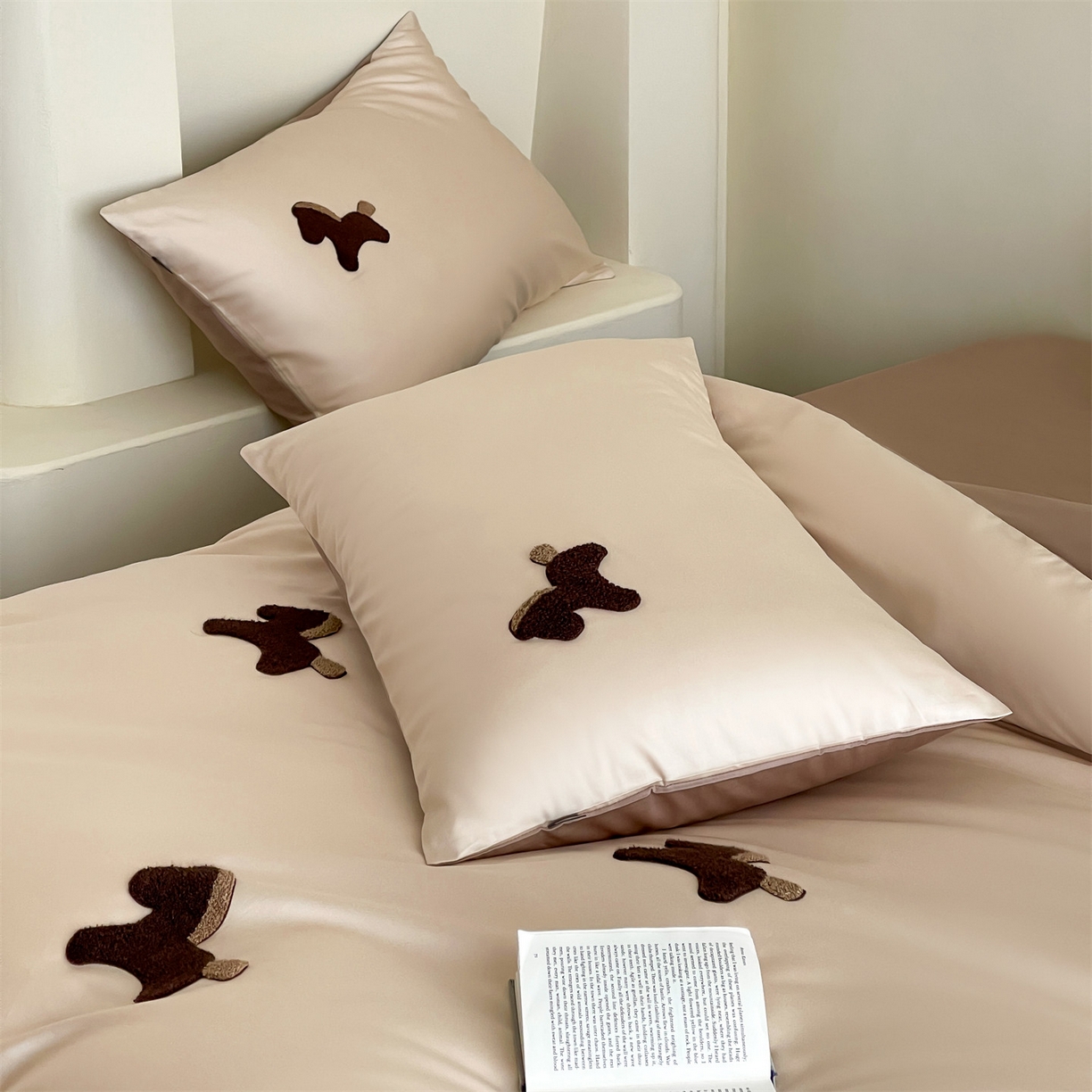 91家纺网 家纺一手货源 找家纺 蓝米卡夫 2026春季新款-100S长绒棉毛巾绣系列四件套-黑马计划（礼盒） 黑马计划-时尚茶棕