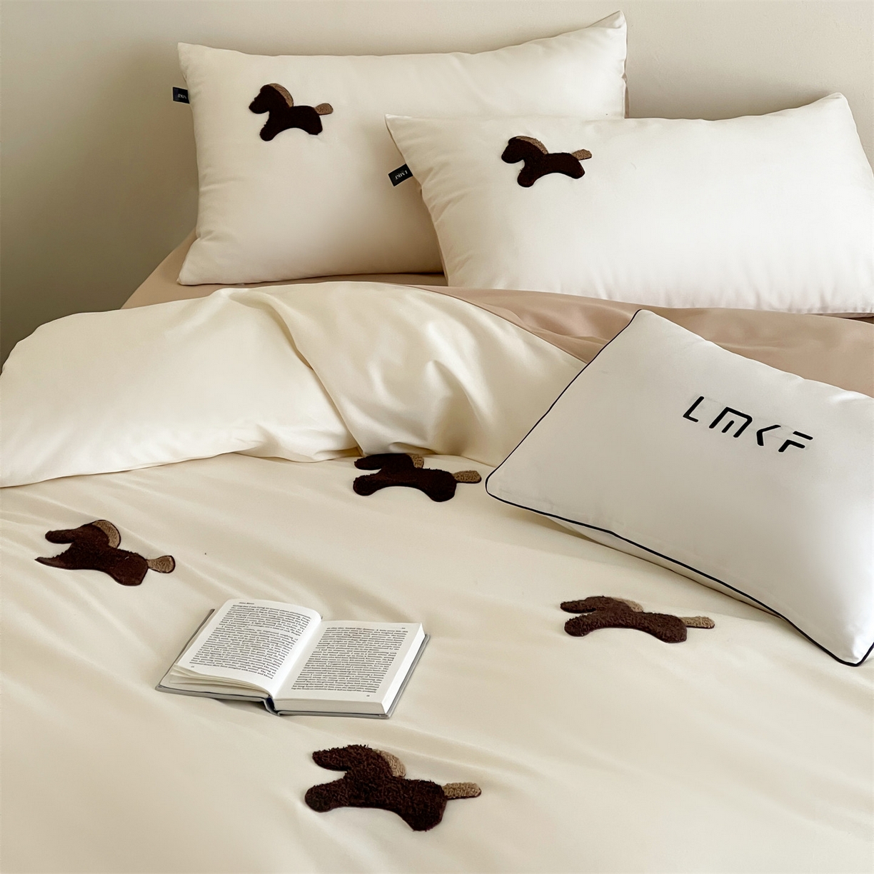 91家纺网 家纺一手货源 找家纺 （总）蓝米卡夫 2026春季新款-100S长绒棉毛巾绣系列四件套-黑马计划（礼盒）