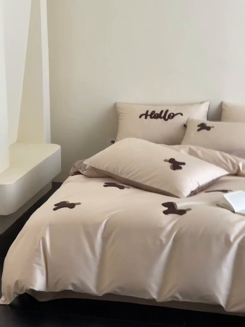 91家纺网 家纺一手货源 找家纺 蓝米卡夫 2026春季新款-100S长绒棉毛巾绣系列四件套-黑马计划（礼盒） 黑马计划-时尚茶棕