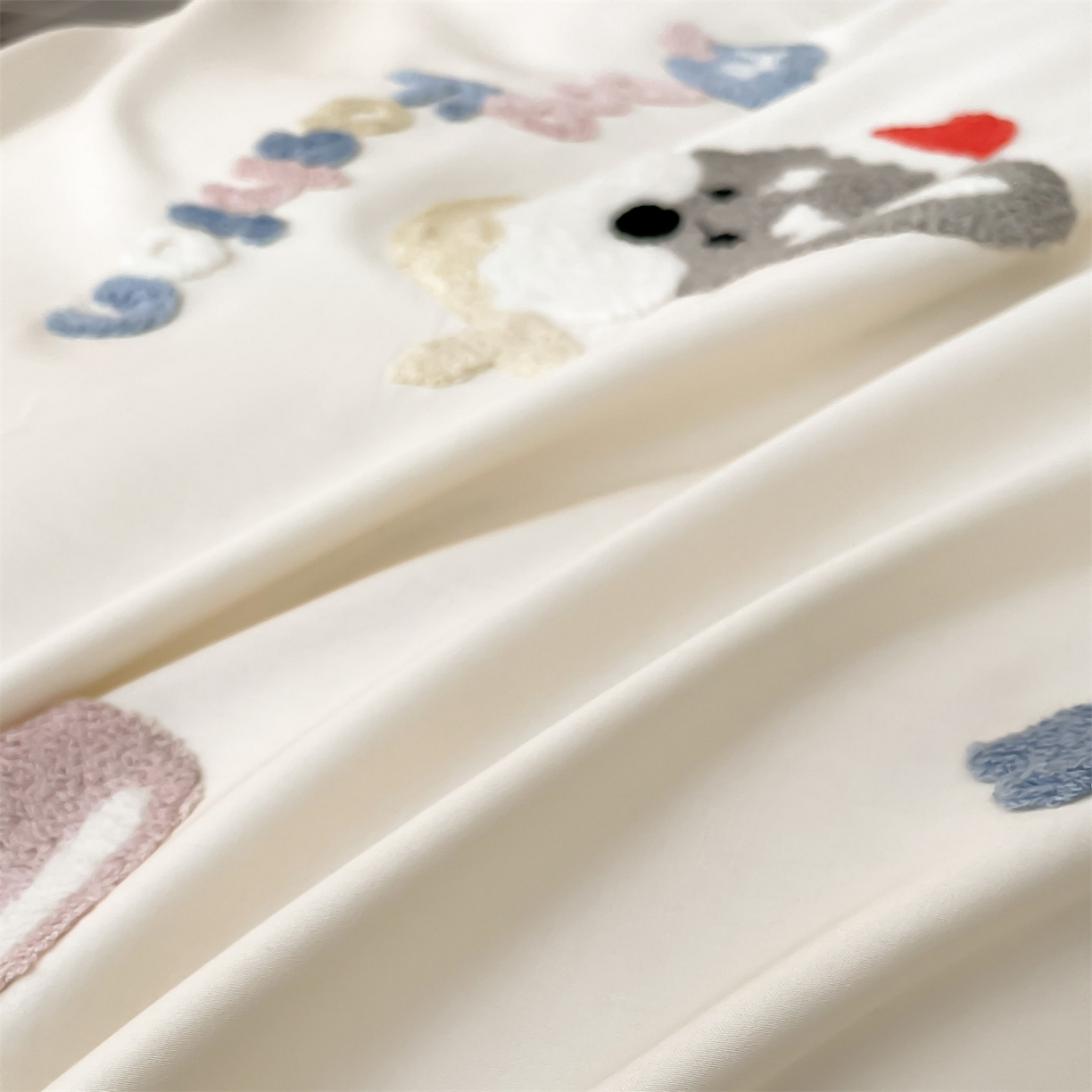 91家纺网 家纺一手货源 找家纺 蓝米卡夫 2026春季新款-100S长绒棉毛巾绣系列四件套-雪纳瑞（礼盒） 雪纳瑞-芝士粉芋