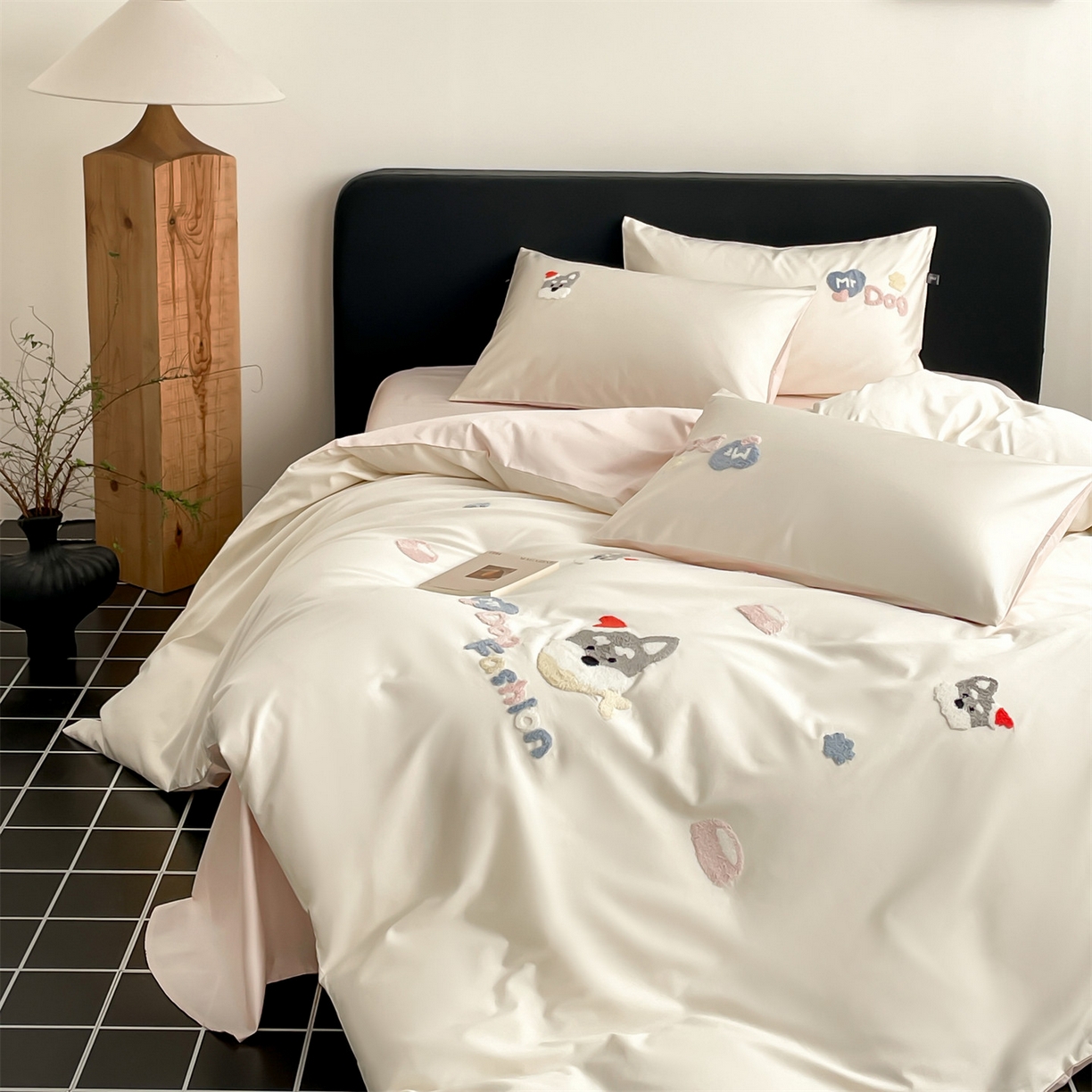 91家纺网 家纺一手货源 找家纺 蓝米卡夫 2026春季新款-100S长绒棉毛巾绣系列四件套-雪纳瑞（礼盒） 雪纳瑞-芝士粉芋